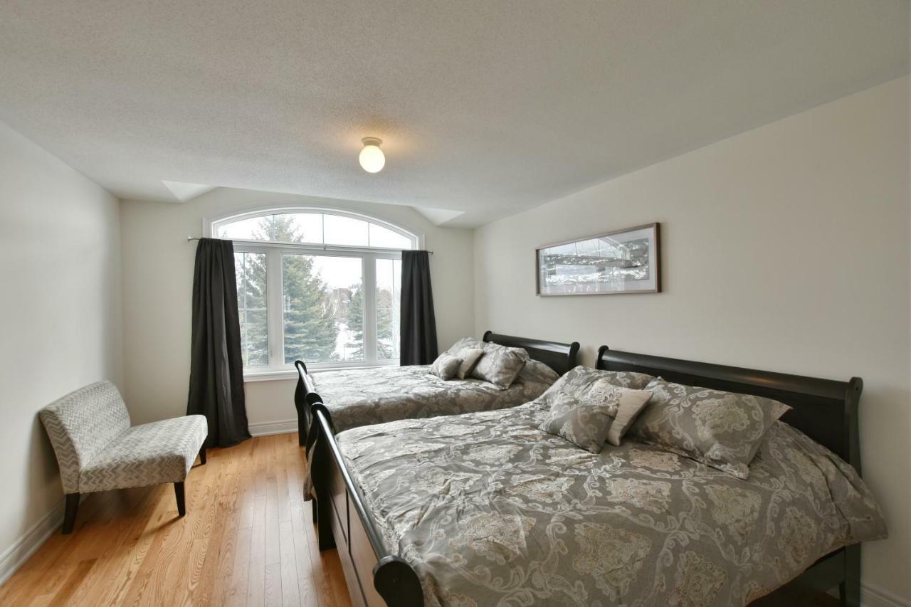 Nottawa New Blue Mountain Village Snowbridge Executive Townhome Sleeps 10 With Outdoor Pool And Shuttle מראה חיצוני תמונה